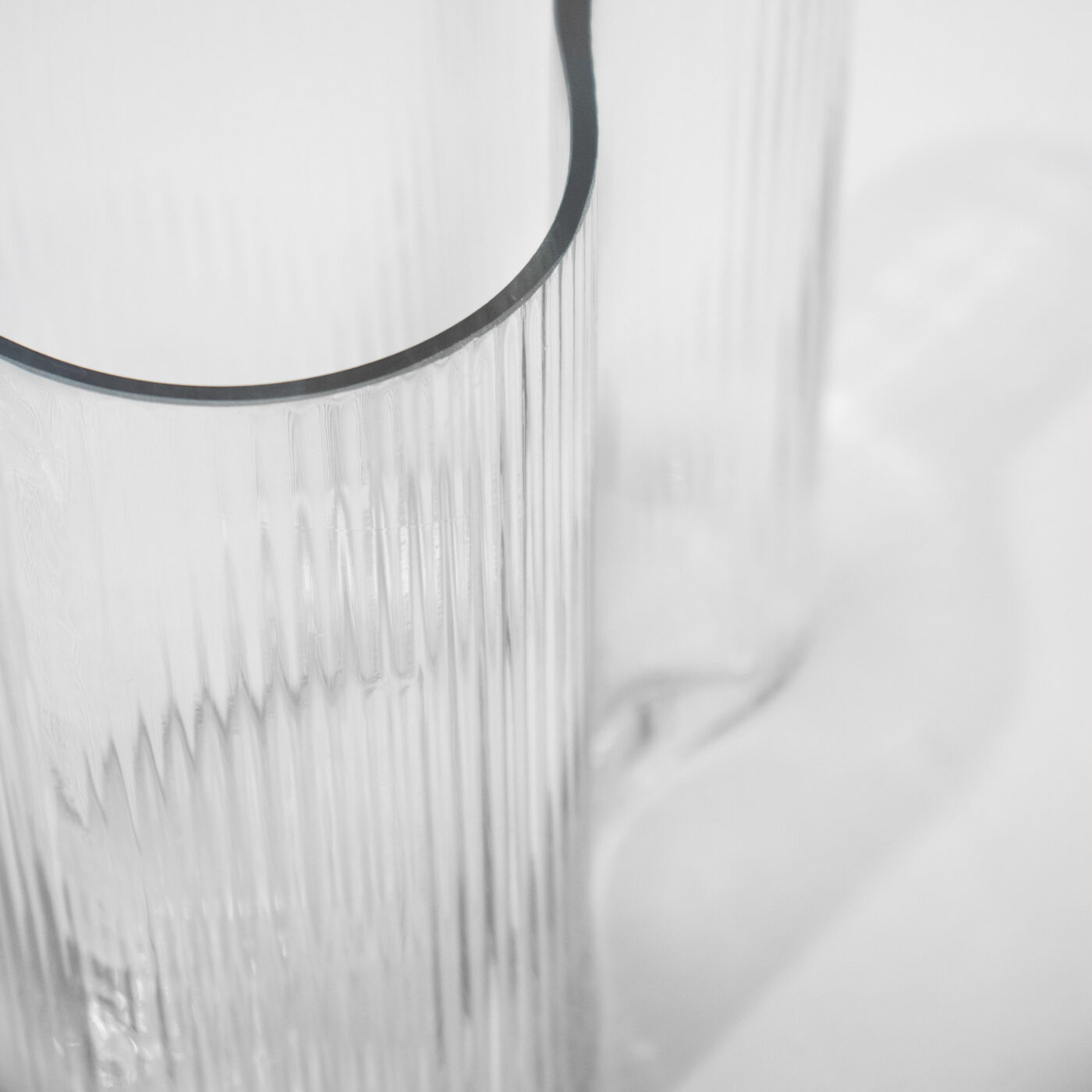 Curved Architectural vase with vertical ribs - edge