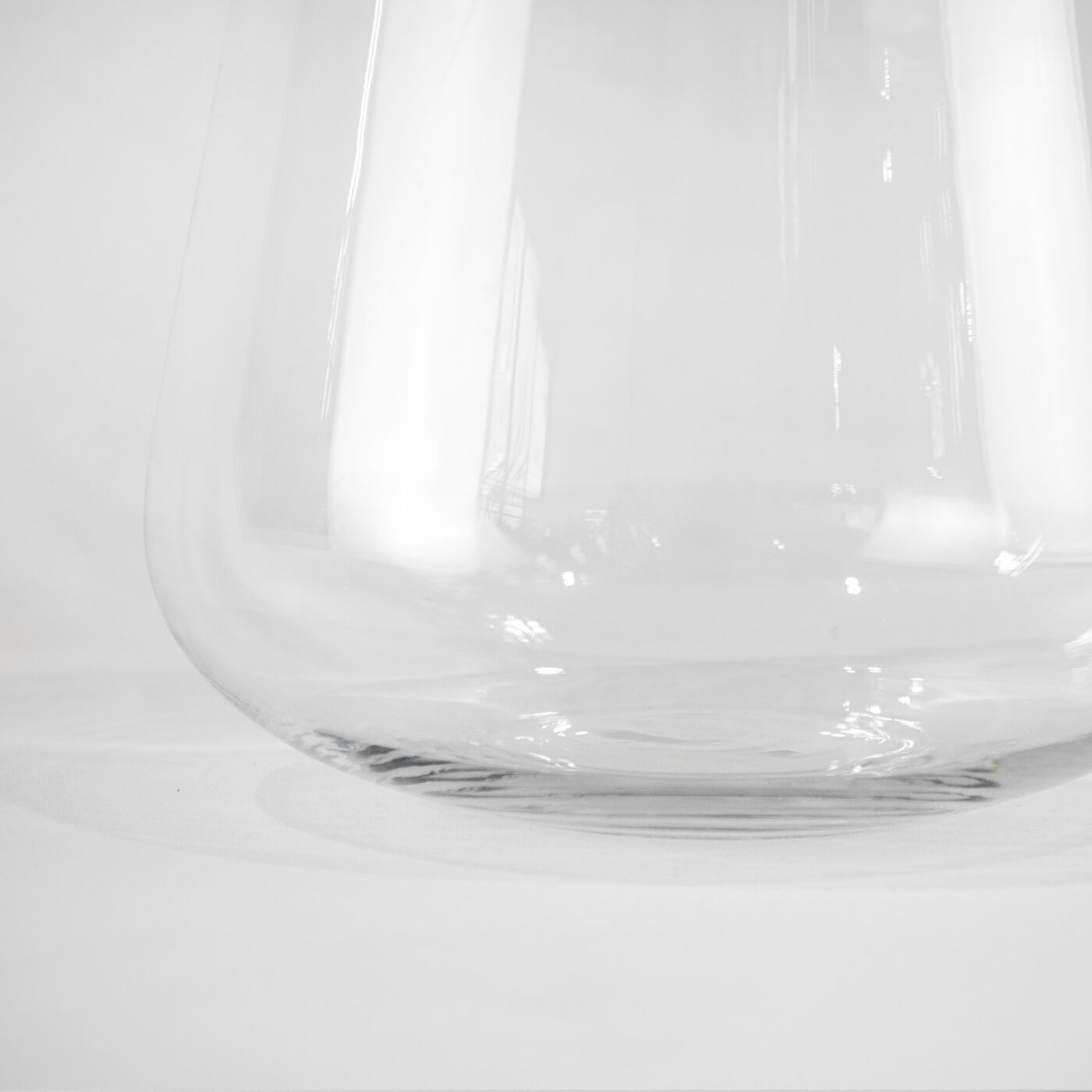 TULIP GLASS VASE 10.5 X 15 X 18H - Image 3