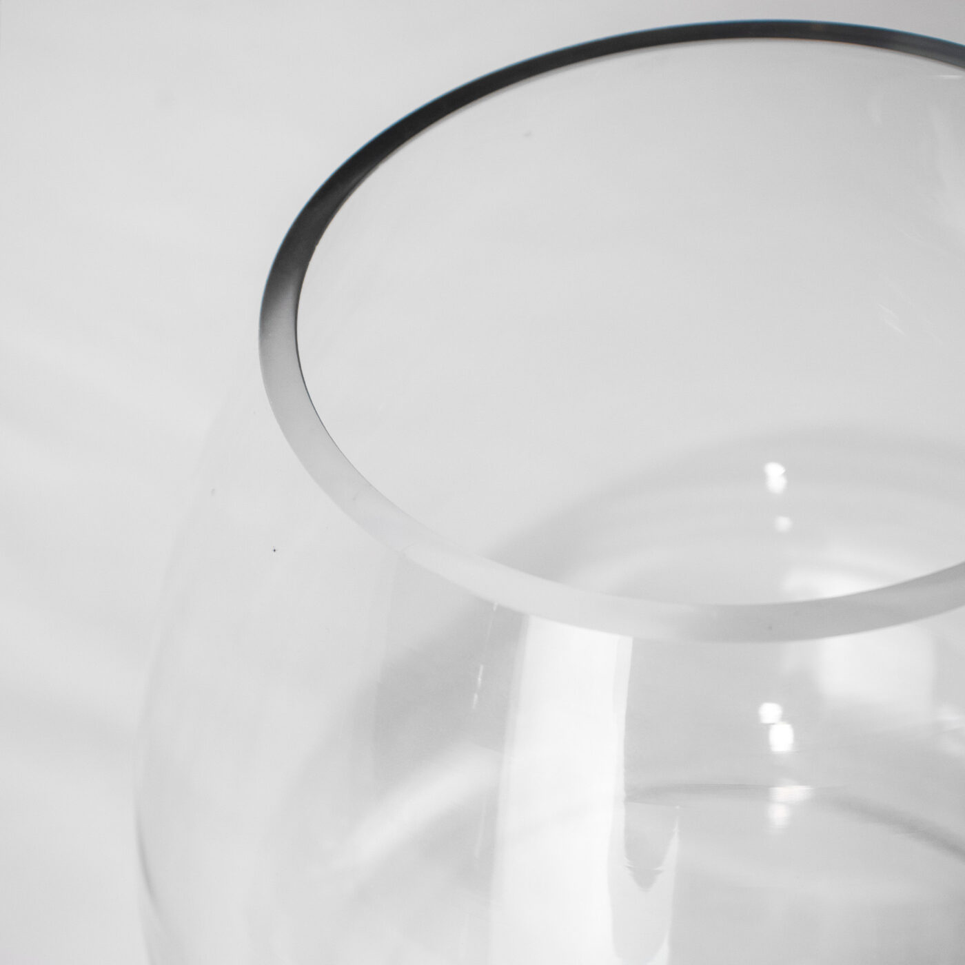 TULIP GLASS VASE 12 X 18 X 15H - Image 3