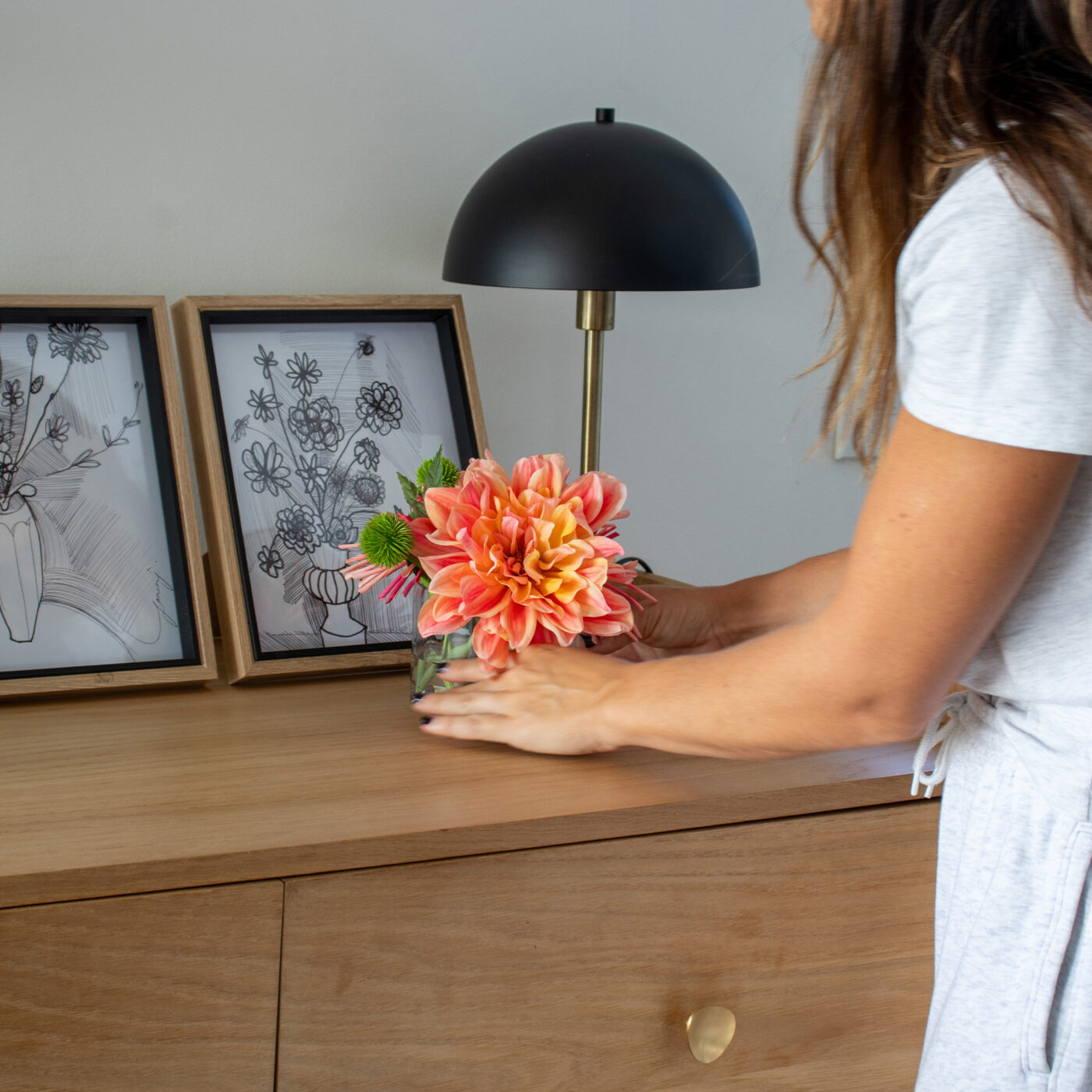 DAHLIA SALMON WITH SPIDER MUM IN SQUAT GLASS VASE