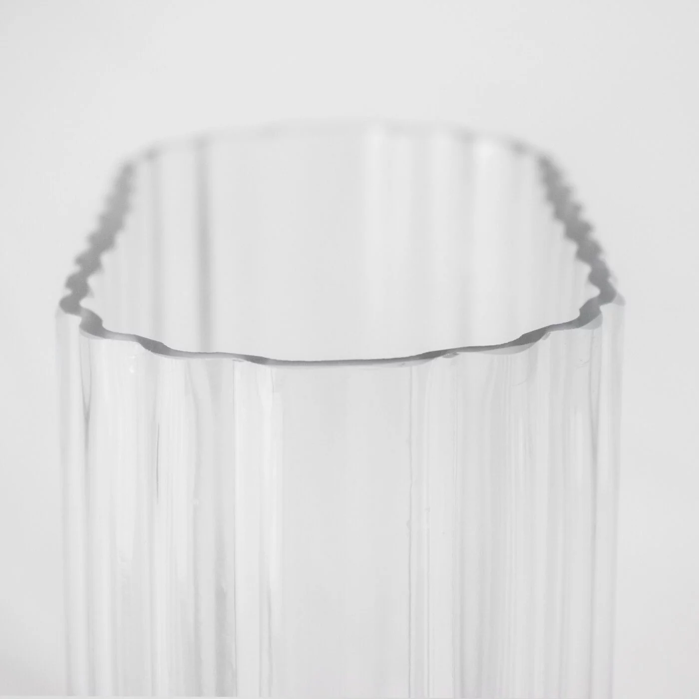 RIBBED RECTANGULAR GLASS VASE 7 X 14 X 13H - Image 3