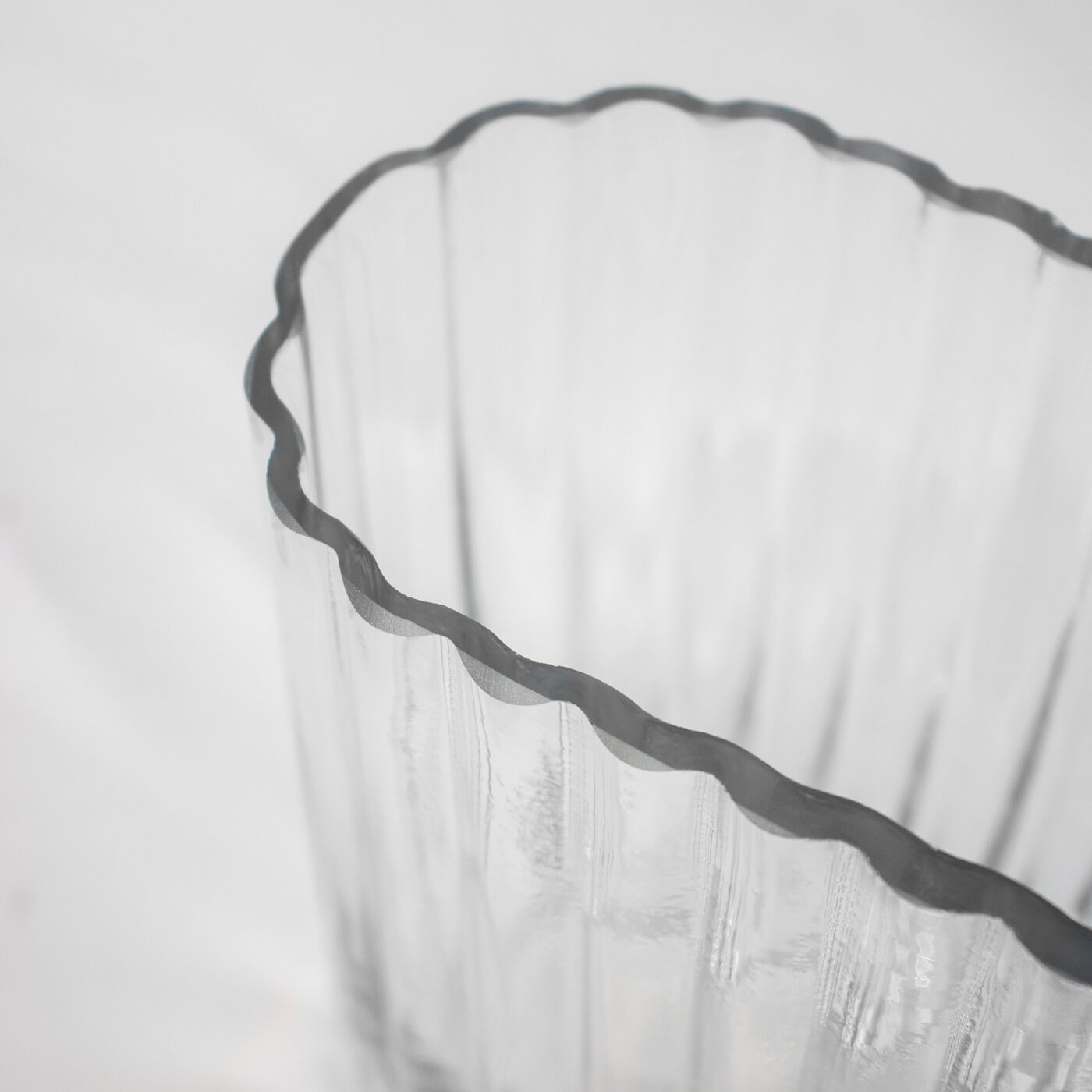 RIBBED RECTANGULAR GLASS VASE 7 X 14 X 13H - Image 5