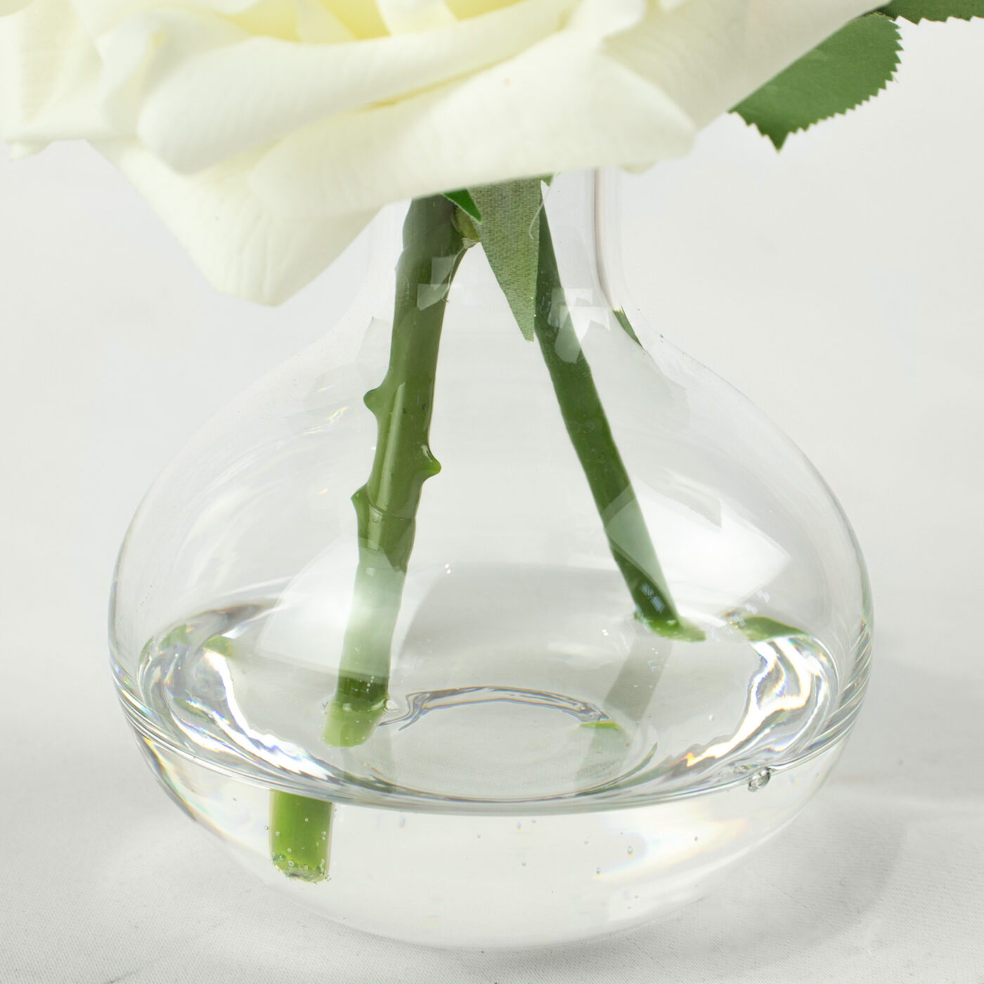ROSE RT WHITE IN BUD VASE