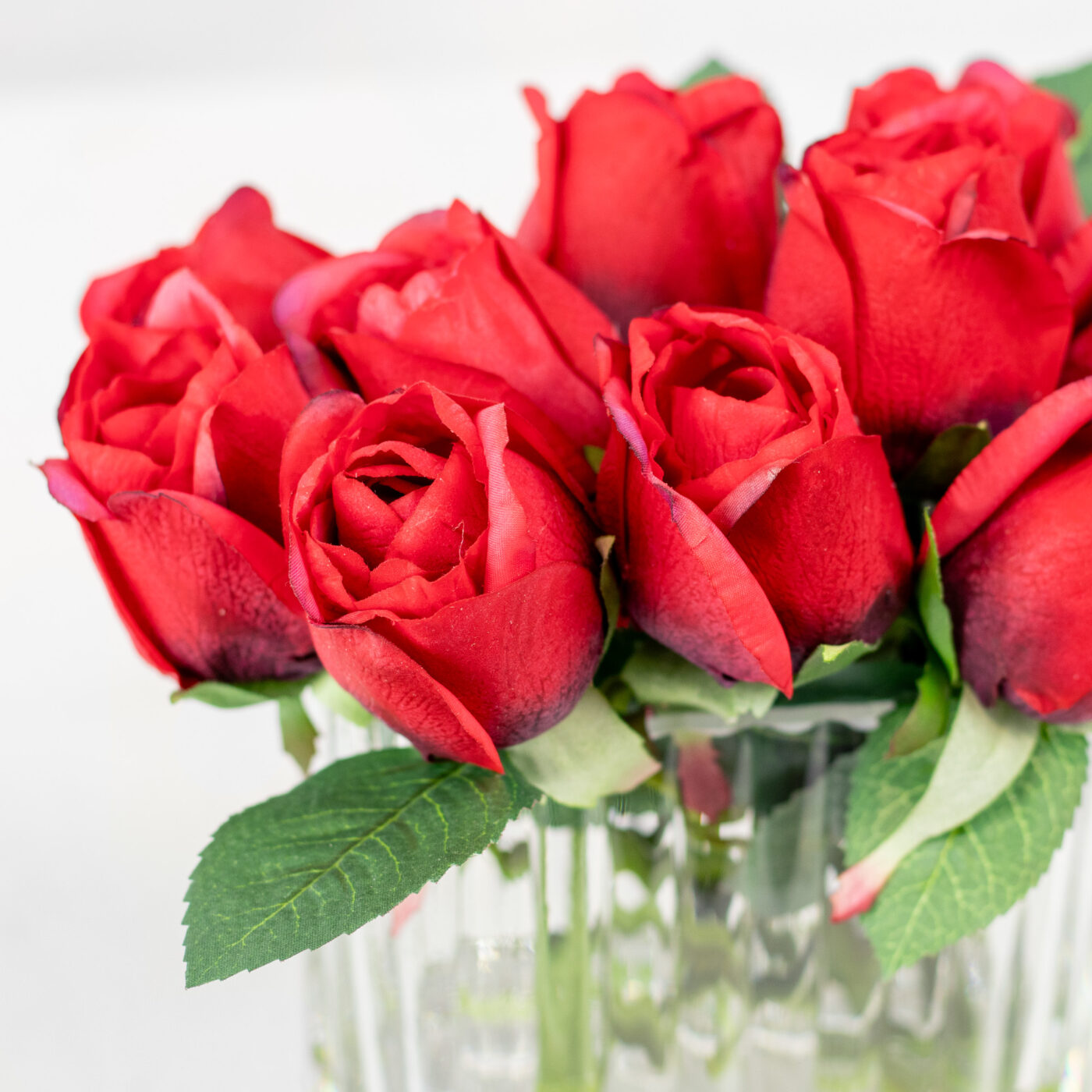 LISA ROSE RED IN RIBBED RECT VASE