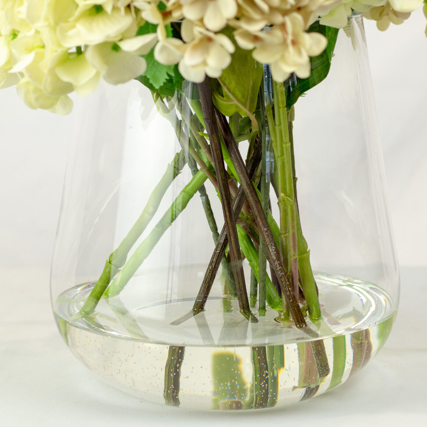 HYDRANGEA GREEN WHITE MIX IN GLASS VASE