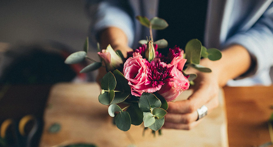 How to Create Stunning Flower Bundles for Your Christmas Tree