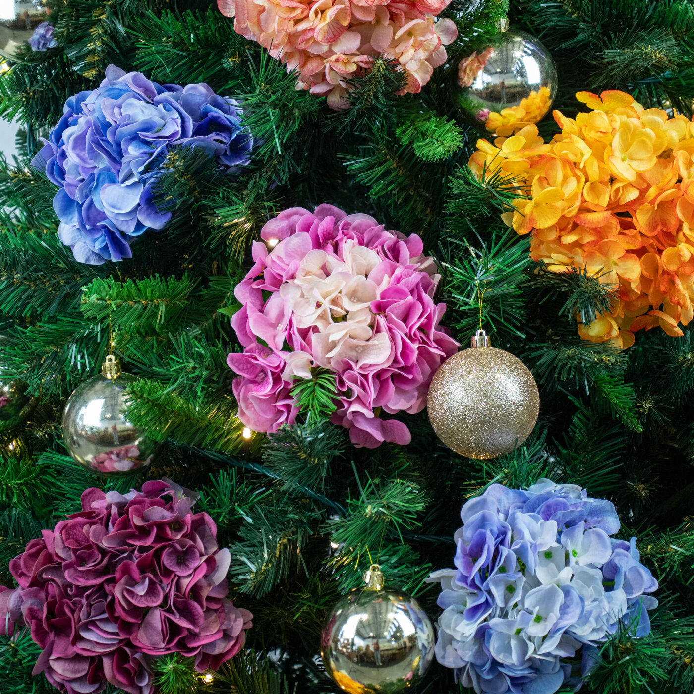 Floral Christmas Tree Decor Set – Hydrangeas & Gold Baubles
