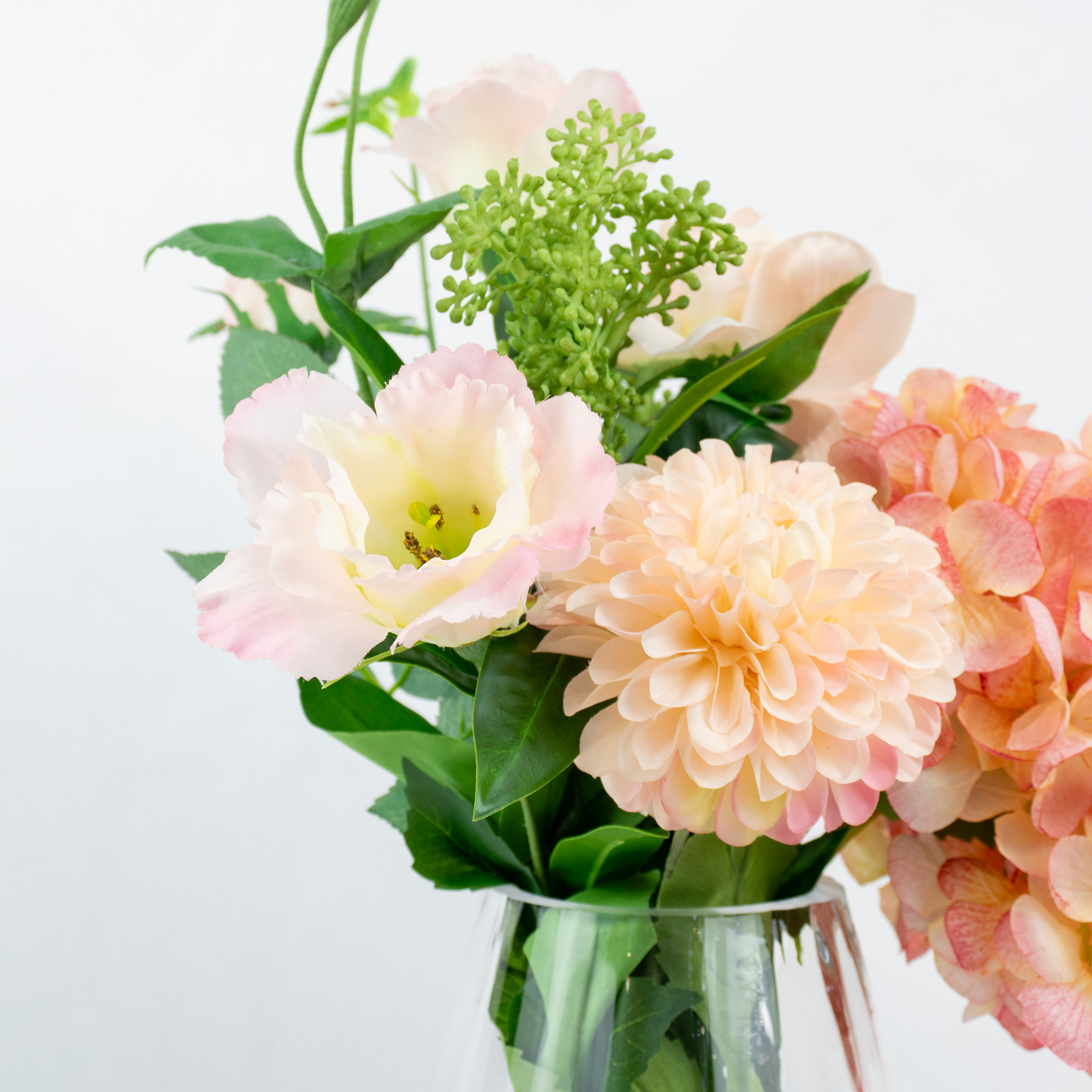 HYDRANGEA DRY LOOK PINK WITH POM POM IN GLASS VASE