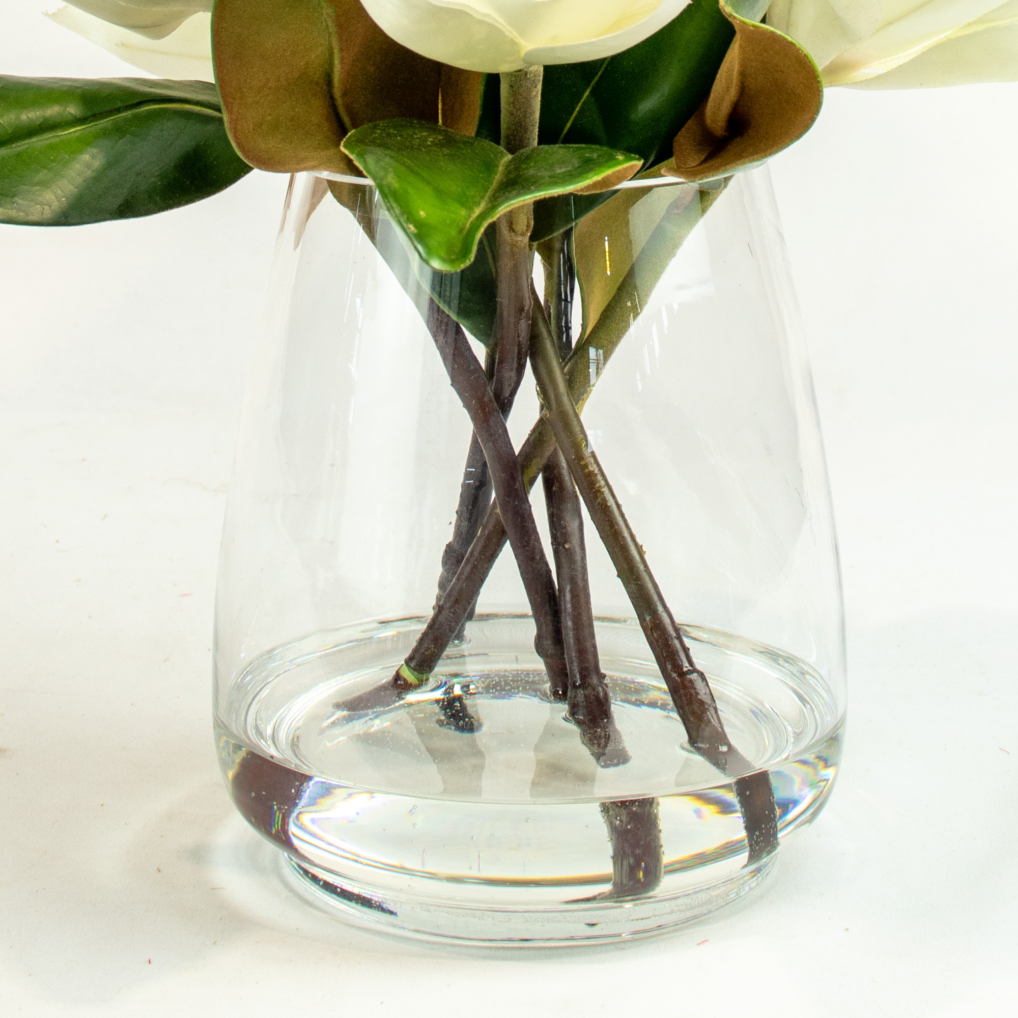 MAGNOLIA BLOOMS IN GLASS VASE