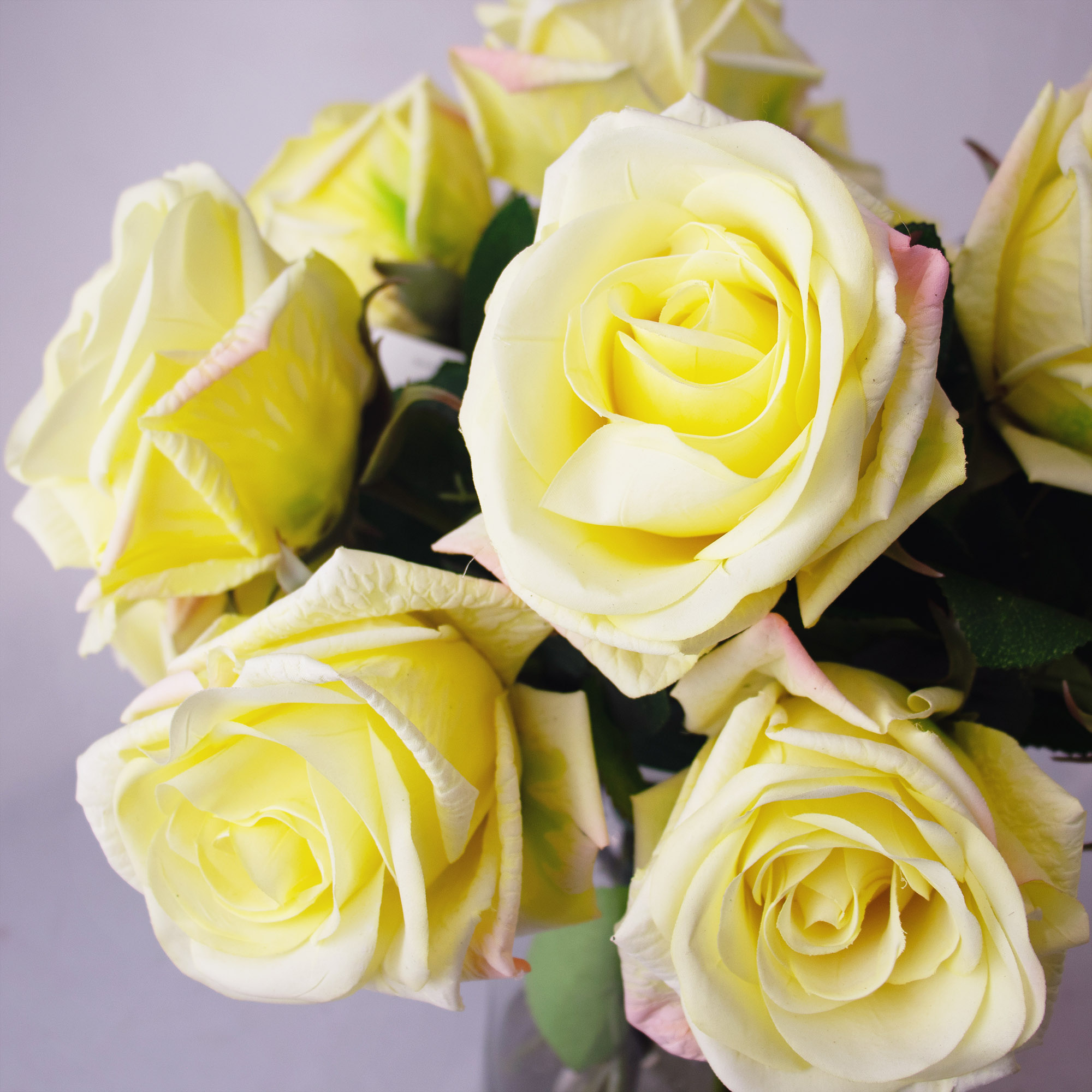 ROSES RT YELLOW IN 20 CM TAPERED VASE
